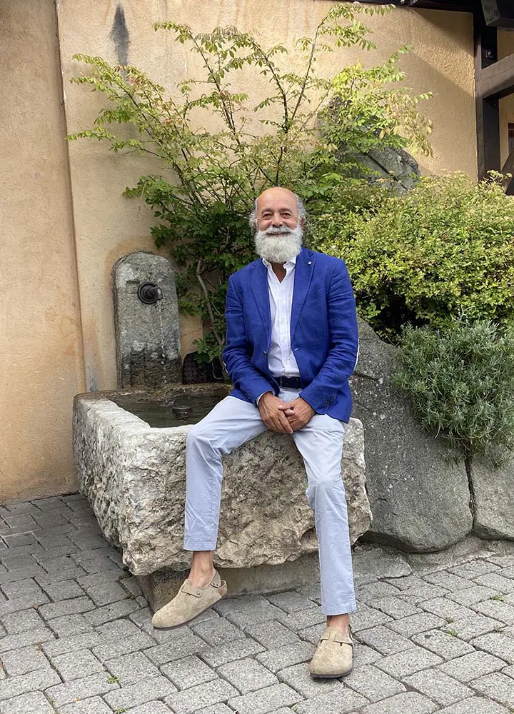 Sophrologue assis sur une fontaine